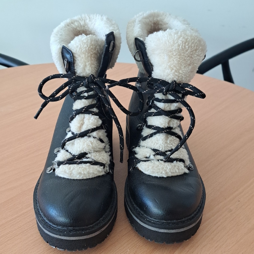 Tommy Hilfiger Cozy Black Boots with Cream Fur Lining